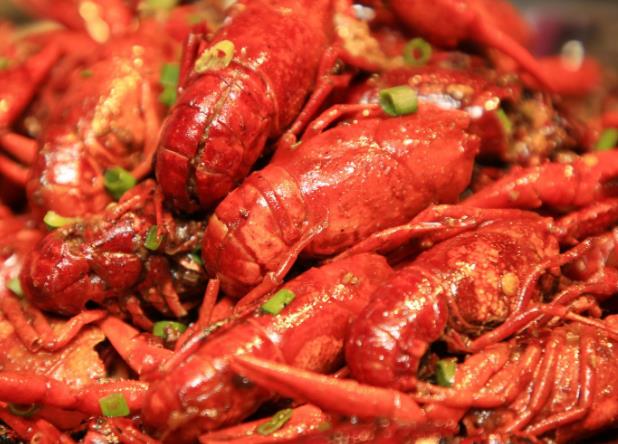 小龙虾生冻还是熟冻好 小龙虾熟了为什么变红