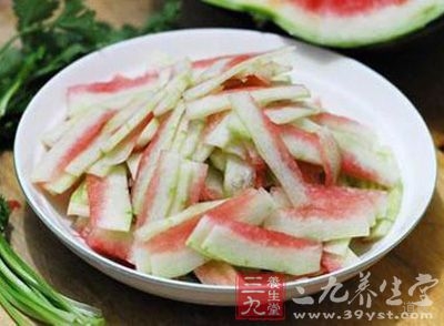 西瓜皮的功效与作用及食用方法，西瓜皮的做法大全