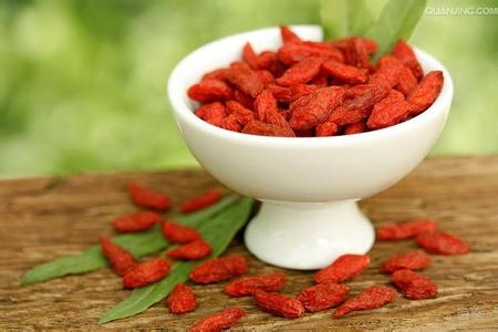 枸杞子泡水喝的害处,枸杞子泡水喝的功效与副作用